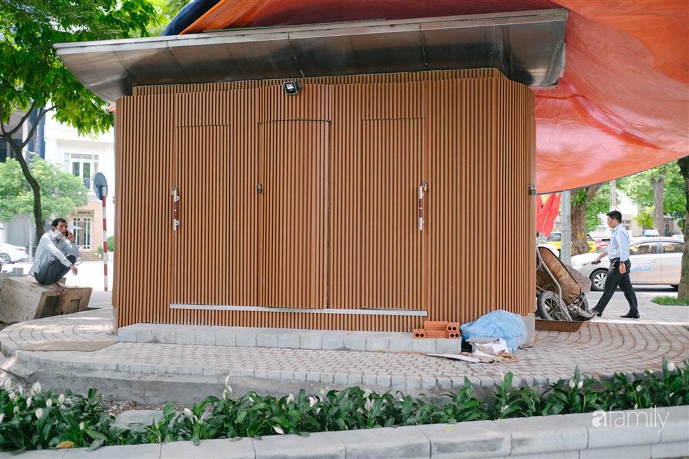 Hồ Gươm thay áo mới, người Hà Nội rủ nhau đi dạo trên vỉa hè lát đá đẹp như công viên ở trời Âu, tận hưởng tiết trời thanh mát đầu đông-12