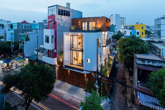 Độc đáo nhà phố có 3 mặt tiền với cửa ra vào “tàng hình” ở Sài Gòn