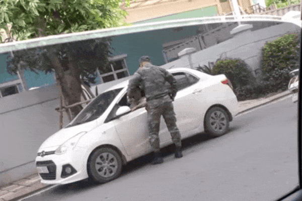 Clip: Kinh hãi khoảnh khắc bé trai bị chiếc container nuốt gọn vào gầm khi đang chơi trong bãi đỗ xe-2