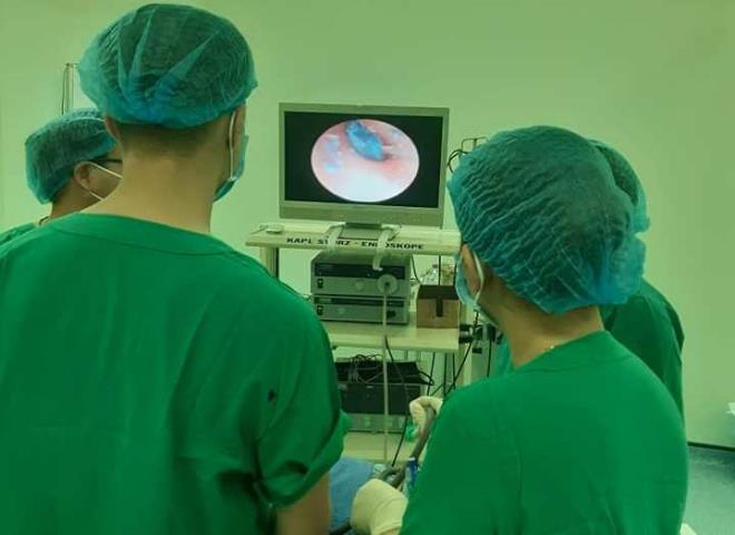 Bị nhét đất sét vào tai, học sinh lớp 1 phải nhập viện-1