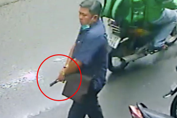 Vụ clip người đàn ông rút súng, lên đạn nghi dọa 2 phụ nữ: Bàng hoàng lời kể nạn nhân-2