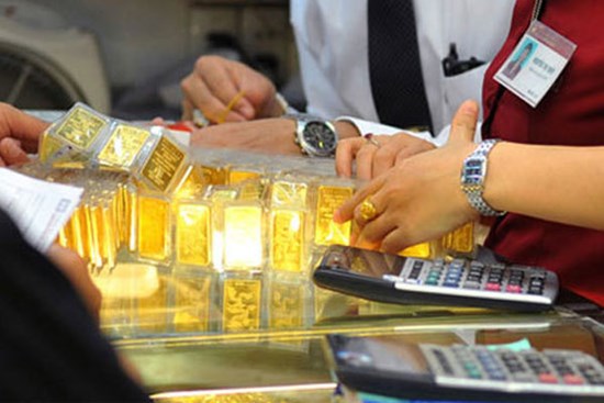 Giá vàng hôm nay 8/10: Áp lực lớn từ quyết định của Donald Trump