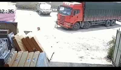 Clip: Kinh hãi khoảnh khắc bé trai bị chiếc container nuốt gọn vào gầm khi đang chơi trong bãi đỗ xe-1