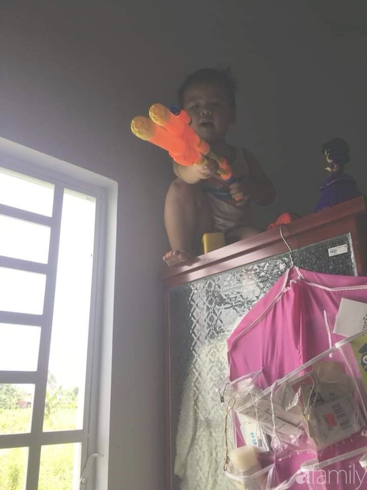 Góc trốn tìm: Con đang đứng hóng mát tự nhiên biến mất, mẹ tá hỏa đi tìm thì thấy con ở chỗ bí hiểm-2