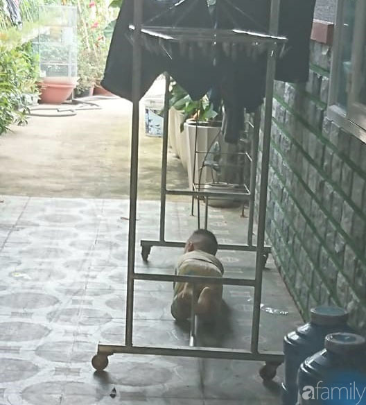 Góc trốn tìm: Con đang đứng hóng mát tự nhiên biến mất, mẹ tá hỏa đi tìm thì thấy con ở chỗ bí hiểm-5
