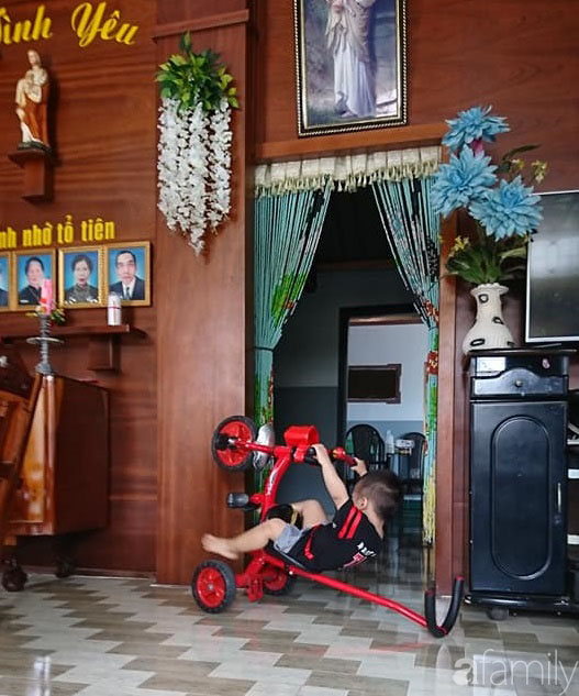 Góc trốn tìm: Con đang đứng hóng mát tự nhiên biến mất, mẹ tá hỏa đi tìm thì thấy con ở chỗ bí hiểm-7