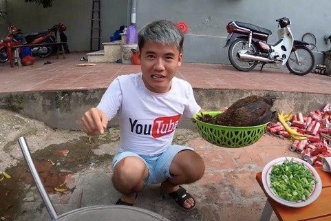 Gia đình Bà Tân Vlog - các YouTuber chuyên sản xuất video nhảm nhí-6