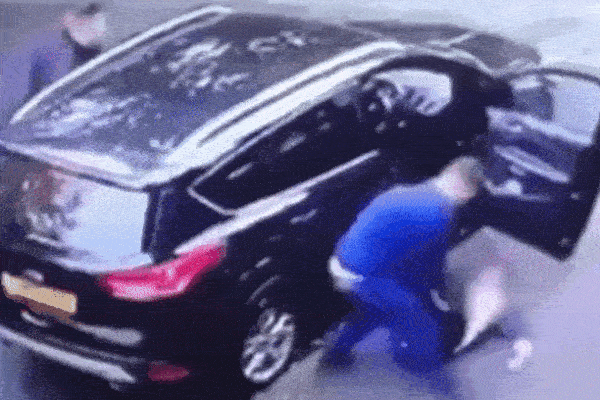 Lôi xềnh xệch người phụ nữ để cướp xe, 2 gã đàn ông không ngờ 3 nhân vật xuất hiện ở ghế sau buộc chúng phải dừng lại và kết cục khó hiểu