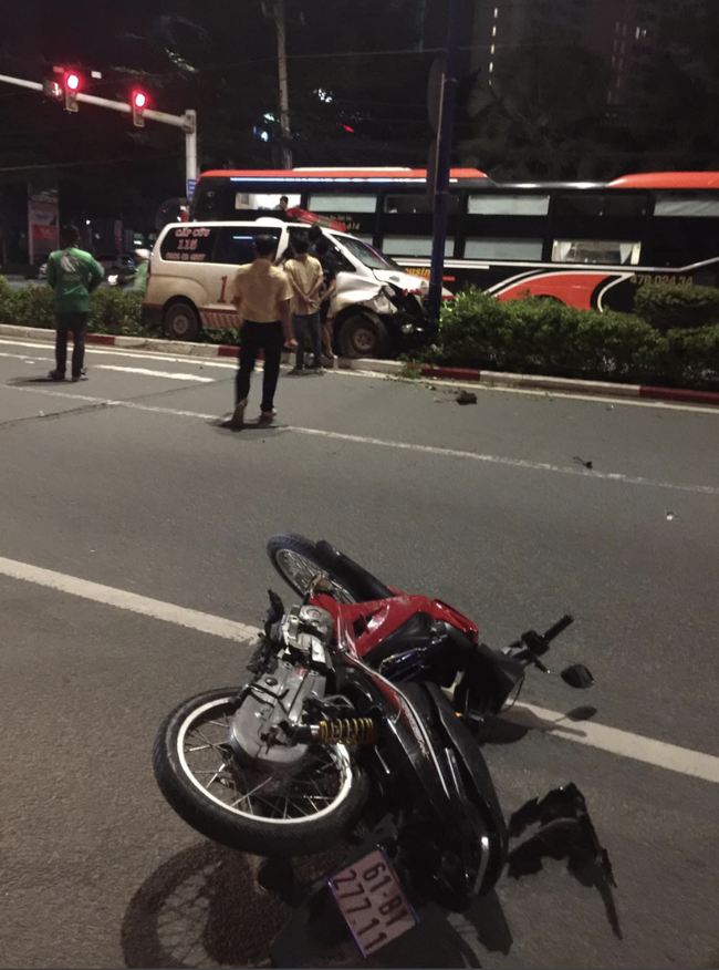 Xe cấp cứu chở người bệnh tông người đi xe máy nguy kịch rồi trèo lên giữa dải phân cách-2