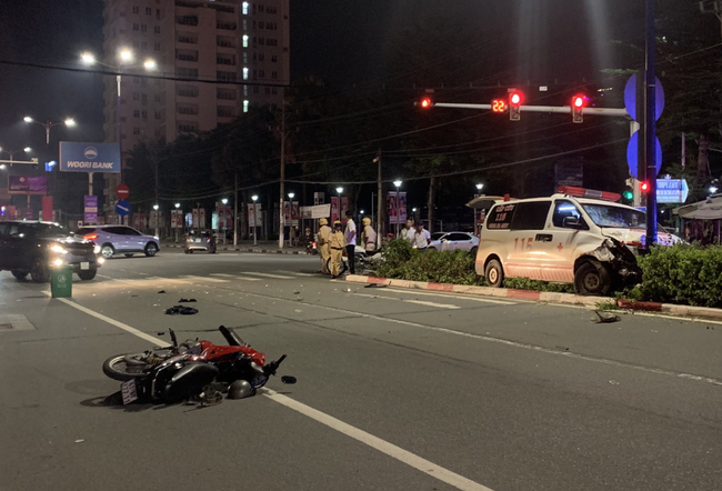 Xe cấp cứu chở người bệnh tông người đi xe máy nguy kịch rồi trèo lên giữa dải phân cách-3