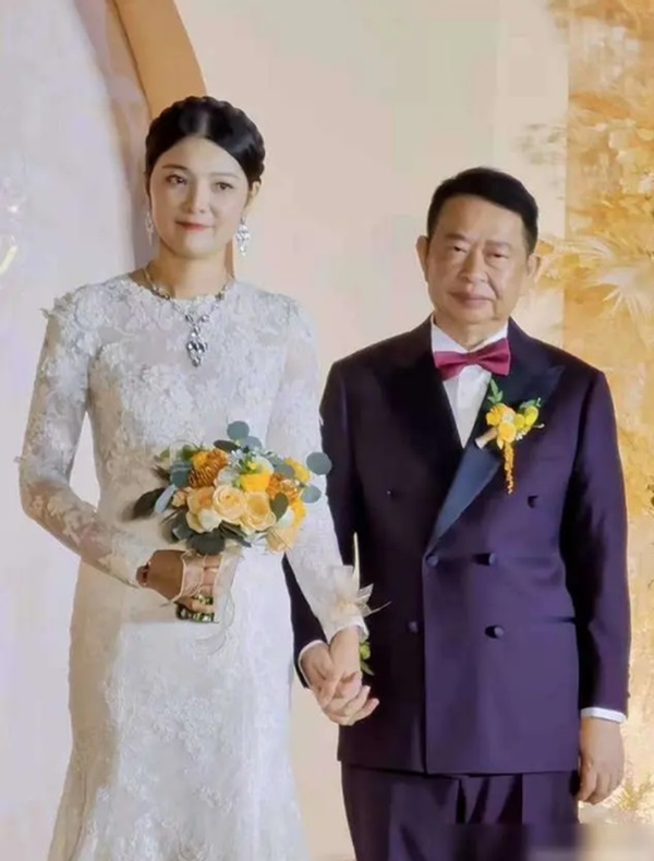 Cặp đôi livestream tổ chức hôn lễ đình đám, cư dân mạng biết được danh tính và tuổi tác đã thể hiện sự chế giễu như đúng rồi-2