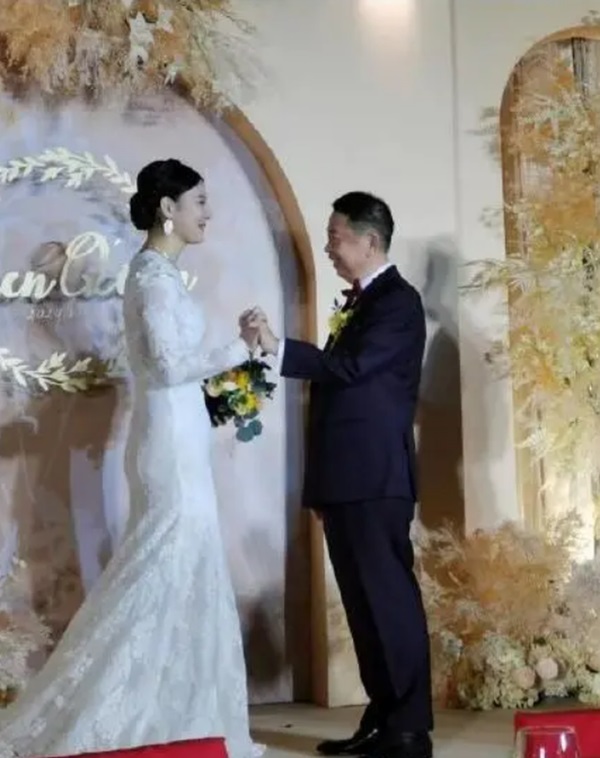 Cặp đôi livestream tổ chức hôn lễ đình đám, cư dân mạng biết được danh tính và tuổi tác đã thể hiện sự chế giễu như đúng rồi-1