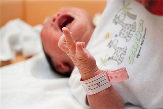 Nhìn cháu vừa sinh mẹ chồng nói luôn: 