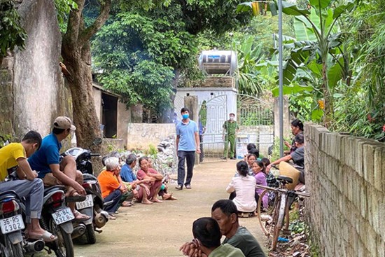 2 vợ chồng già tử vong trong đêm: 2 người nằm cùng góc sân, bị chém nhiều nhát bằng dao gọt hoa quả