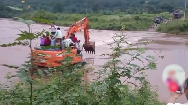 Màn rước dâu nguy hiểm trập trùng khiến ai nấy đều lo lắng, đến xe hoa cũng đặc biệt vô cùng-3