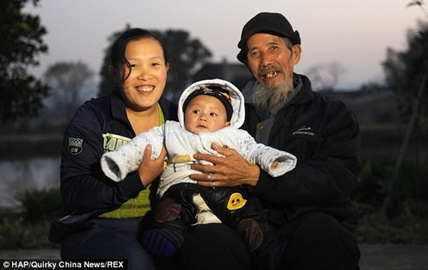 Chuyện tình của thầy lang 79 tuổi và vợ kém 45 tuổi-1