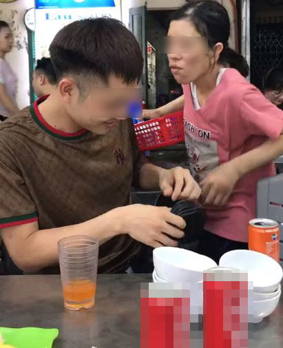 Nhóm người mượn cô gái bán hàng rong thơm má bạn mình rồi cười cợt chọc ghẹo, lập tức bị dân mạng chỉ trích-1