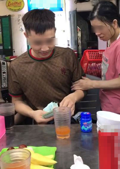 Nhóm người mượn cô gái bán hàng rong thơm má bạn mình rồi cười cợt chọc ghẹo, lập tức bị dân mạng chỉ trích-2