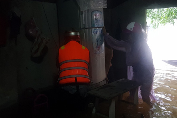 Giải cứu người đàn ông ngã từ sân thượng nhà 3 tầng gãy xương đùi, mắc kẹt trên mái nhà bên cạnh-4