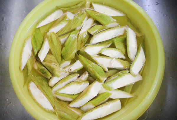 Cách nấu món ếch om chuối đậu đậm đà ngày thu-2