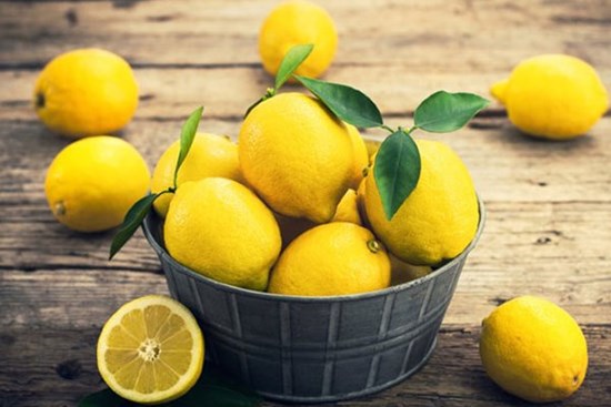 Chanh hấp thu năng lượng xấu, cắt tư đặt đầu giường sẽ thấy hiệu quả sau 1 đêm