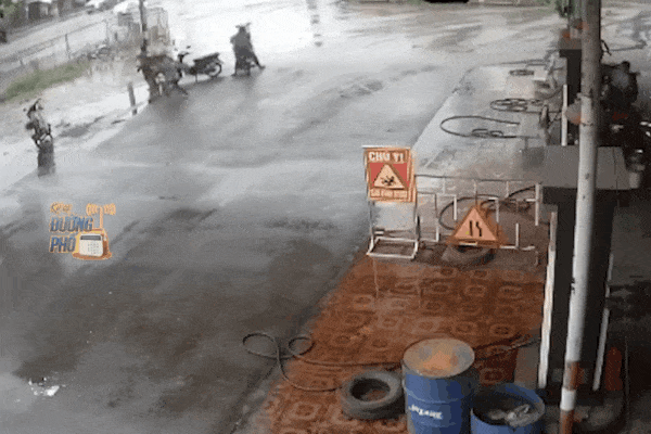 CLIP: Xe máy không người lái vẫn có pha lách