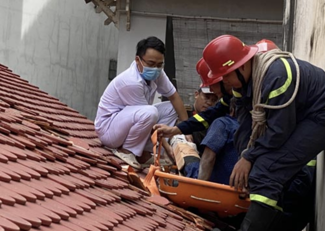 Giải cứu người đàn ông ngã từ sân thượng nhà 3 tầng gãy xương đùi, mắc kẹt trên mái nhà bên cạnh-1