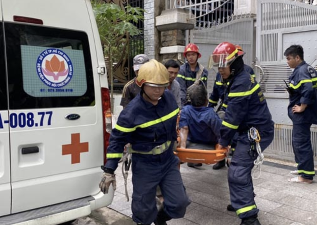 Giải cứu người đàn ông ngã từ sân thượng nhà 3 tầng gãy xương đùi, mắc kẹt trên mái nhà bên cạnh-2