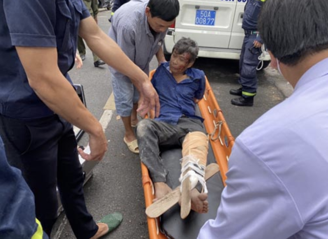 Giải cứu người đàn ông ngã từ sân thượng nhà 3 tầng gãy xương đùi, mắc kẹt trên mái nhà bên cạnh-3