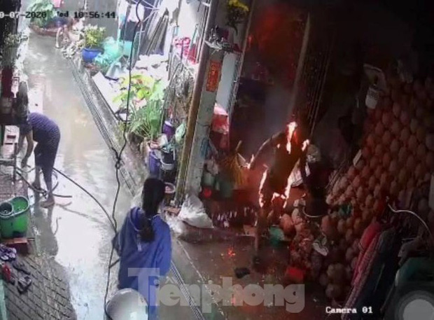 Người đàn ông cháy như ngọn đuốc nghi tẩm xăng tự thiêu-1
