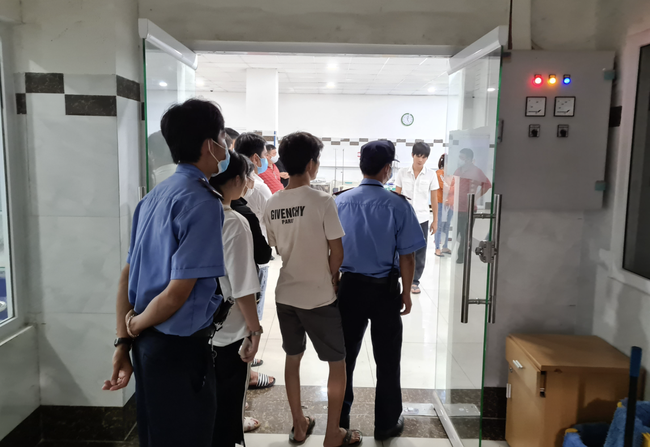 Vợ bất ngờ tử vong sau ca tiểu phẫu trị đau lưng, chồng và người nhà vây bệnh viện đòi làm rõ-2