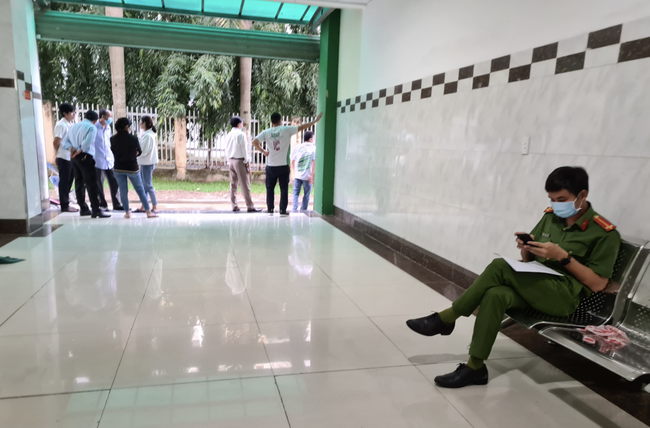 Vợ bất ngờ tử vong sau ca tiểu phẫu trị đau lưng, chồng và người nhà vây bệnh viện đòi làm rõ-3