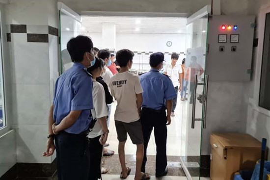 Vợ bất ngờ tử vong sau ca tiểu phẫu trị đau lưng, chồng và người nhà vây bệnh viện đòi làm rõ