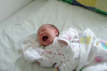 Thấy con sinh ra xấu xí, mẹ trẻ trang điểm đậm cho đứa trẻ, lúc tẩy trang thì choáng váng-1