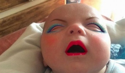 Thấy con sinh ra xấu xí, mẹ trẻ trang điểm đậm cho đứa trẻ, lúc tẩy trang thì choáng váng-2