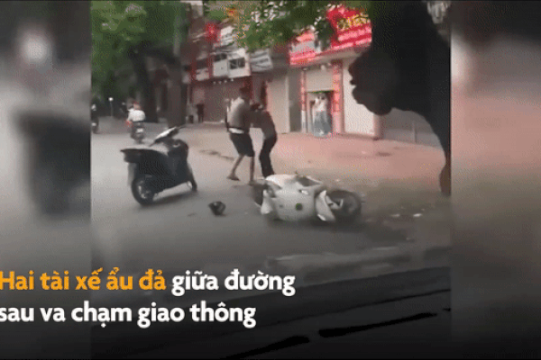 Người đàn ông húc đầu vào mặt nữ chủ quán hải sản rồi lao vào giật tóc: Mày nghĩ mày là con gái à?-1