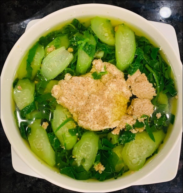 Trời mát mẻ, Lã Thanh Huyền nấu bánh đa cá rô nhìn thôi đã ngon mắt, Việt Anh xuýt xoa: Cần lắm bữa ăn thế này!-10