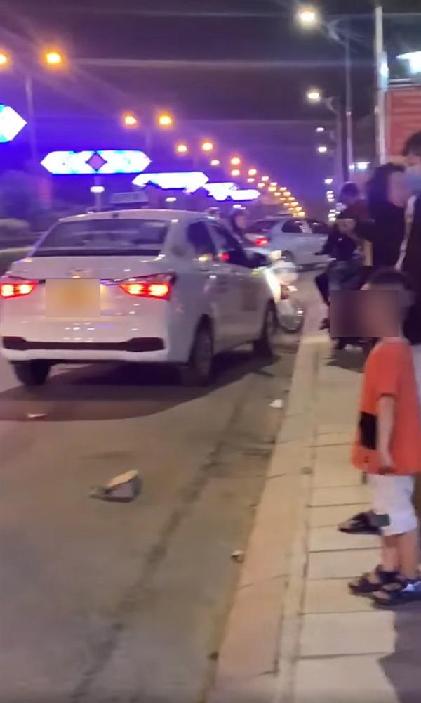 Không màng con nhỏ đứng nhìn, vợ lao vào đánh người mới của chồng cũ, chồng cũ thì chỉ chăm chăm bế nhân tình đang xỉu dưới đất-4