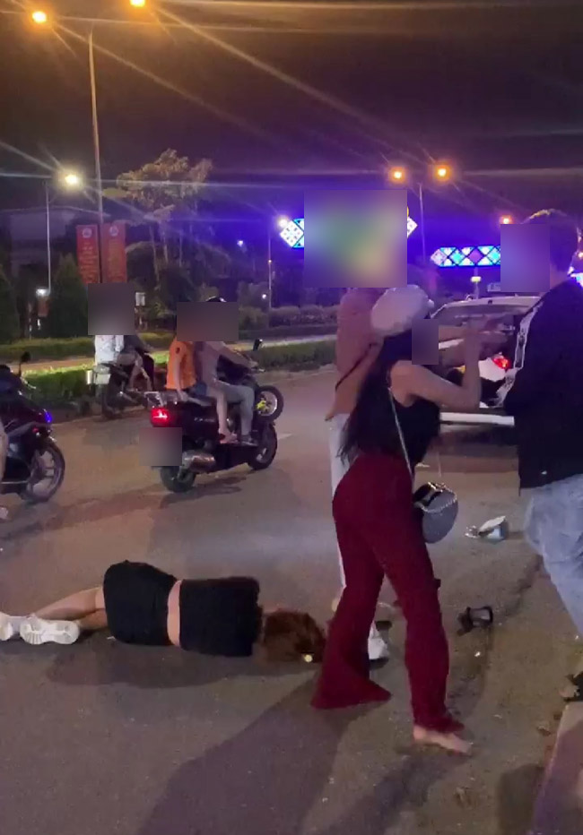 Không màng con nhỏ đứng nhìn, vợ lao vào đánh người mới của chồng cũ, chồng cũ thì chỉ chăm chăm bế nhân tình đang xỉu dưới đất-2