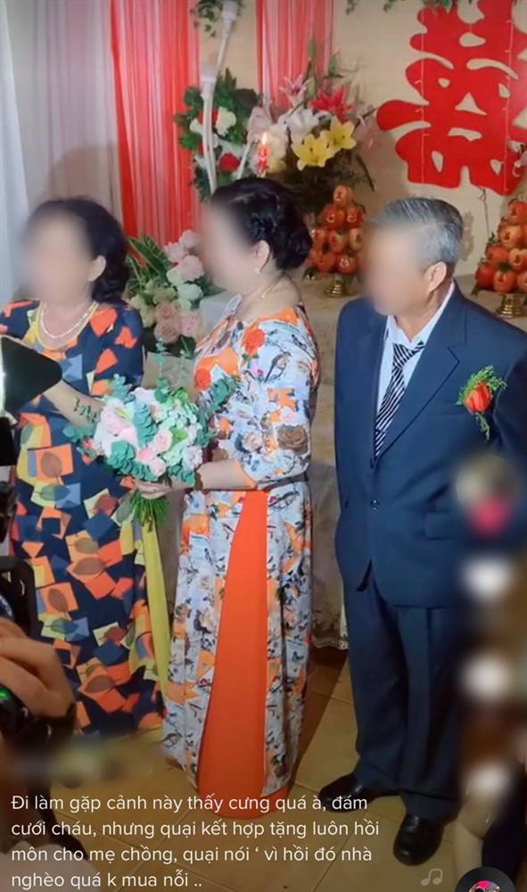 Màn trao vàng trong đám cưới bất ngờ chưa từng có khiến đám đông ngỡ ngàng, lí do sau hành động ấy mới là điều gây chú ý-1