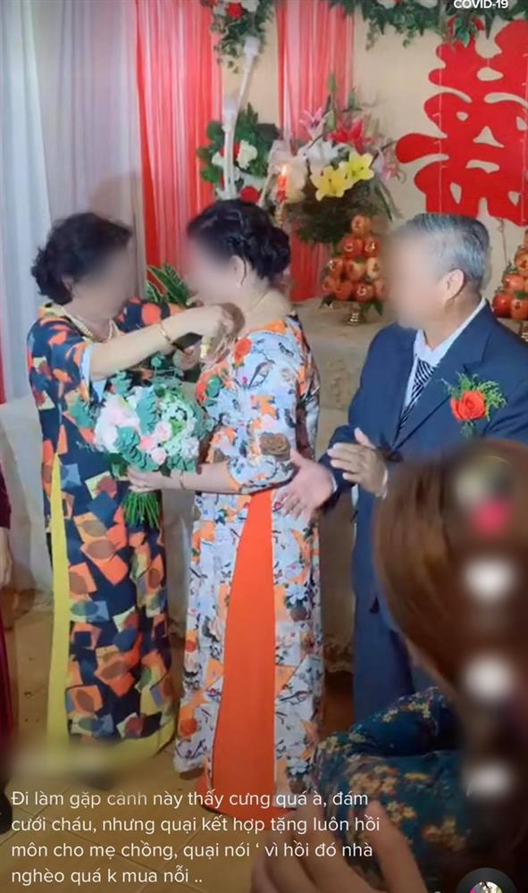 Màn trao vàng trong đám cưới bất ngờ chưa từng có khiến đám đông ngỡ ngàng, lí do sau hành động ấy mới là điều gây chú ý-3