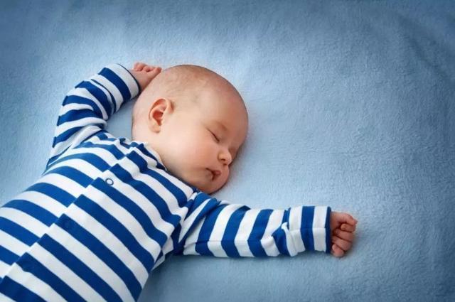 5 tư thế ngủ của trẻ đại diện cho 5 tính cách, tư thế của em bé thứ 3 là đáng thương nhất-1