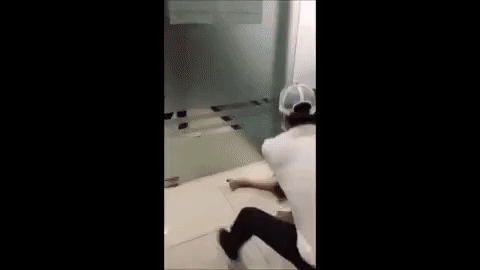 Xôn xao clip người đàn ông túm tóc lôi xềnh xệch cô gái giữa hành lang nghi do ngoại tình: Mày biết điều thì về xin lỗi nhà tao-1