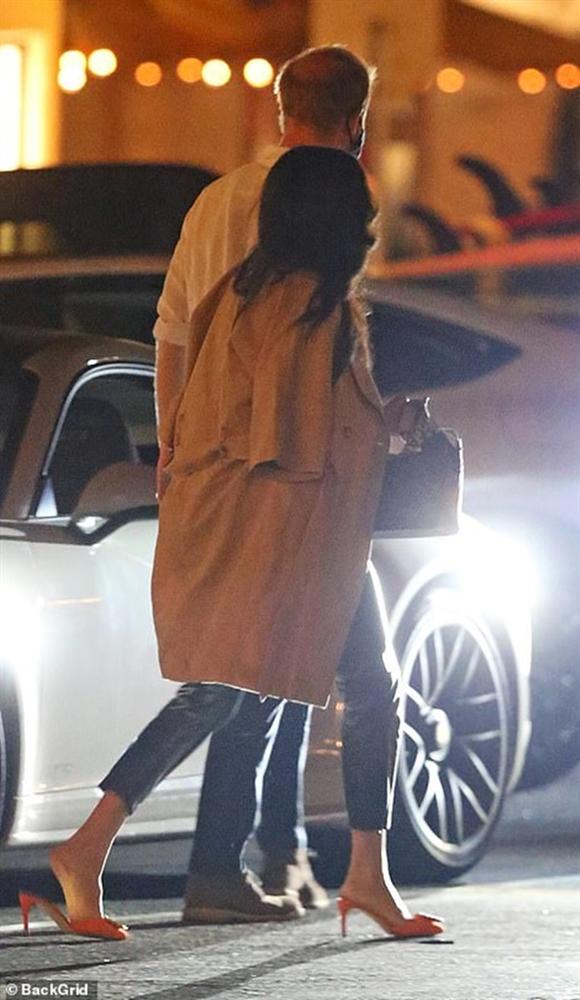 Nhà Sussex bị phát hiện bí mật đi ăn tối nhưng bộ trang phục lôi thôi của Meghan Markle mới là tâm điểm chú ý-4