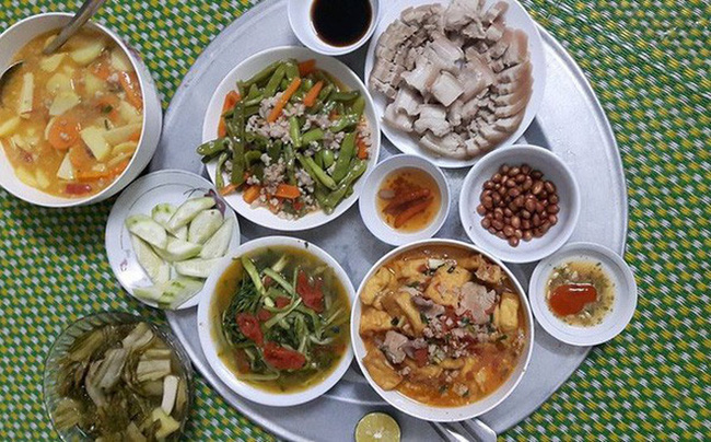 Vừa về làm dâu được 10 ngày đã bị chị chồng chê mâm cơm khó nuốt, ai ngờ tiếng mở cửa phòng bếp vang lên khiến chị ta run lẩy bẩy-1