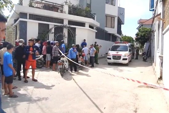 Xô vợ mới đẻ 3 tháng ngã ra nền nhà rồi đi chơi, về nhà thì thấy vợ đã chết