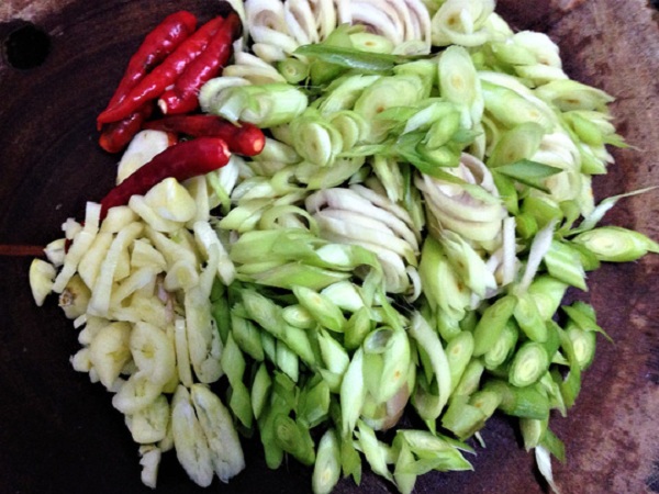 Đối vị với món chân giò kho sả ớt thơm mềm béo ngậy-2