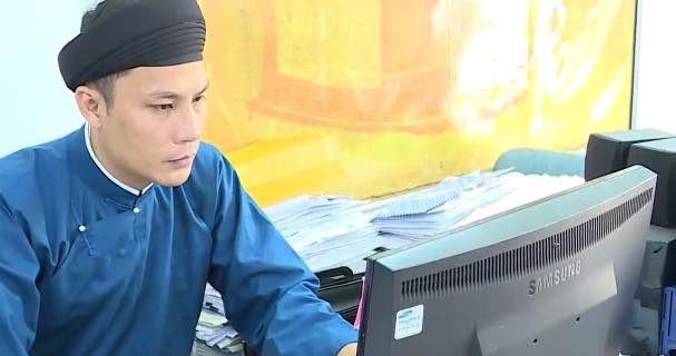 Hình ảnh đầu tiên nơi công sở của các nam công chức Huế khi chính thức mặc áo dài ngũ thân đi làm-3