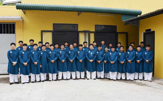 Hình ảnh đầu tiên nơi công sở của các nam công chức Huế khi chính thức mặc áo dài ngũ thân đi làm-4