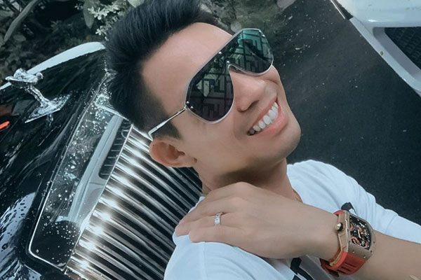 Đại gia Minh Nhựa âm thầm cùng vợ vào Quảng Bình cứu trợ bà con sau lũ lụt, hình ảnh lấm lem bùn đất của anh khiến dân tình xúc động vô cùng-2